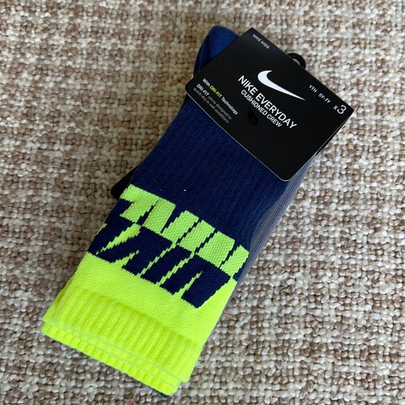 Nike Everyday Cushioned Crew Socks with Dri-Fit Technology, 3-pack - Picture 1 of 16